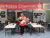 Frau Rother nimmt Auszeichnung entgegen